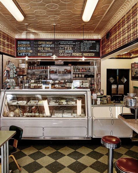 Italian Deli Aesthetic, American Restaurant Design, Vintage Restaurant Interior, Small Town Restaurant, Drive In Restaurant, Pizza Store, Deli Cafe, Chicken Restaurant, Deli Shop