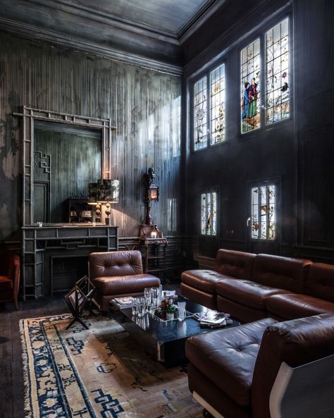 Historic Les Bains nightclub and hotel reopens in Paris Hotel Les Bains Paris, Parisian Decor, Moody Interiors, Dark Interiors, Design Del Prodotto, Paris Hotels, Style At Home, A Living Room, Lounge Areas