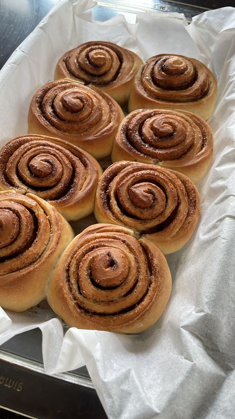 Cinabonnes Rolls, Cinnamon Rolls Aesthetic, Baking Pictures, Puff Pastry Recipes Dessert, Desert Food, Cinnabon Cinnamon Rolls, Puff Pastries, Puff Pastry Desserts, Homemade Cinnamon Rolls