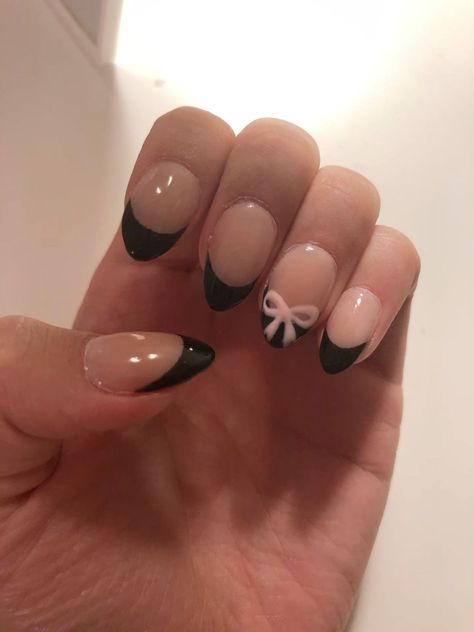 Latest Summer Makeup Trends and Bow Nail Art Designs for 2024 Round Summer Nails Acrylic, Cute Bow Nails Almond, Easy Coquette Nails, Cute Black Nails Ideas Simple, Round Nail Inspiration, Coquette Bow Nails, Coquette Nails Almond, Black Bow Nails, French Tip Nails Cute