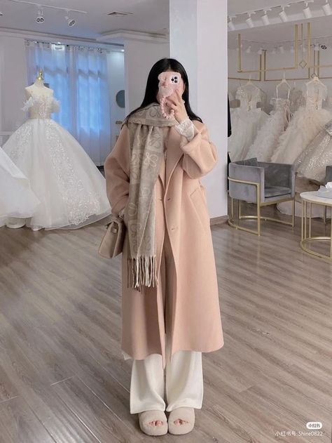 Long Coat For Girls, Korean Modest Fashion, Long Winter Dresses, Noor Khan, Winter Long Coat, Long Coat Outfit, New Hijab, Korean Outfit Street Styles, Winter Fashion Outfits Casual