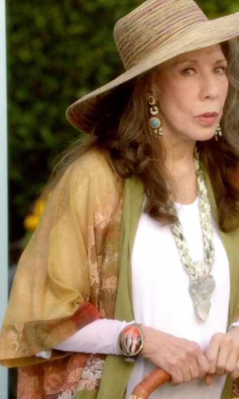 Frankie Clothing, Frankie Bergstein, Grace And Frankie, Wardrobe Images, Lily Tomlin, Clothes Wardrobe, Over 60 Fashion, Boho Style Outfits, Advanced Style