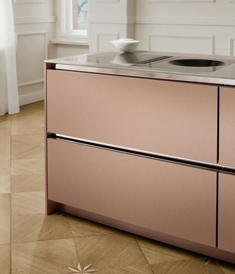 Rose meets Gold. Stunning design with stainless steel creating an industrial feel to this luxury kitchen design by @siematic.official An industrial look creating a new design combined with a new, warm light in rose gold. The S2 stands for design without sacrifice. #siematicS2 #siematickitchens #rosegoldkitchen #stainlesssteel #rosegoldcabinetry #design #kitchendesign #kitchencollection #kitchencabinets Rose Gold Kitchen Cabinets, Acrylic Kitchen Cabinets, Kitchen Wardrobe Design, Rose Gold Kitchen, Casual Kitchen, Modern Kitchen Cabinet Design, Kitchen Wardrobe, Kitchen Interior Design Modern, Kitchen Models