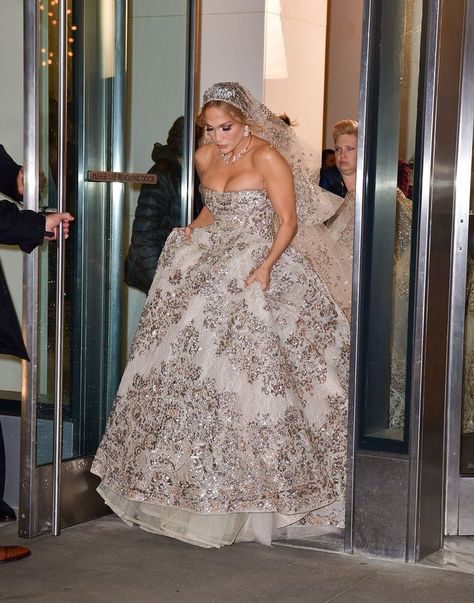 Jennifer Lopez Wedding Dress, Jennifer Lopez Wedding, Extravagant Wedding Dress, Wedding Dresses Zuhair Murad, Extravagant Wedding, Wedding Movies, Kelly Ripa, Couture Wedding Gowns, Weddings By Color