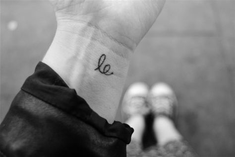 Tattoo / Text "Le" on Wrist / smile in Swedish / happiness in Mandarin / laugh in Norwegian Swedish Tattoo Ideas, Swedish Tattoo, Smile Tattoo, Clever Tattoos, Muster Tattoos, Geniale Tattoos, Pattern Tattoo, Design Tattoo, Small Tattoo