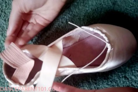 How to Tie Stretch Elastic Ribbons on Ballet Pointe Shoes Pointe Exercises, Pointe Dancer, How To Tie Shoes, Ribbon Flats, Ballet Pointe, Ballet Pointe Shoes, Pointe Shoe, Elastic Ribbon, Professional Dancers