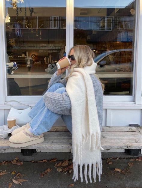 Chunky scarf winter fall outfit Dinner Outfit Casual, Winter Mode Outfits, Latina Outfits, Looks Country, Skandinavian Fashion, Scarf Outfit, Uggs Outfit, Cold Outfits, Looks Party