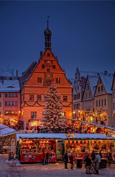 Auf der Suche nach dem schönsten #Weihnachtsmarkt der Welt? Wir haben die tollsten #Adventsmärkte und #Christkindlmärkte für euch auf www.lilies-diary.com zusammengesucht! Germany Christmas Market, Christmas Germany, Rothenburg Germany, Christmas Market Stall, Christmas Markets Germany, Christmas In Germany, Germany Christmas, Romantic Road, German Christmas Markets