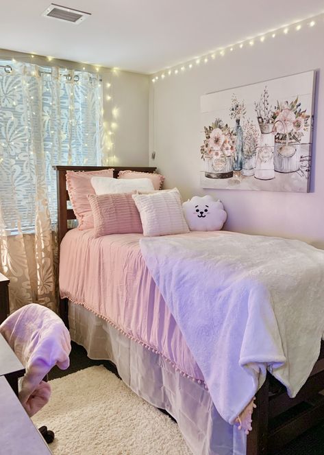 Pink And White College Dorm, Pink White And Grey Dorm Room Ideas, Girly Dorm Room Ideas Pink, Pink And White Dorm Room Aesthetic, Feminine Dorm Room Ideas, Pastel Pink Dorm Room, Pink And White Dorm Room Ideas, Pink And Gray Dorm Room, Light Pink Dorm Room Ideas