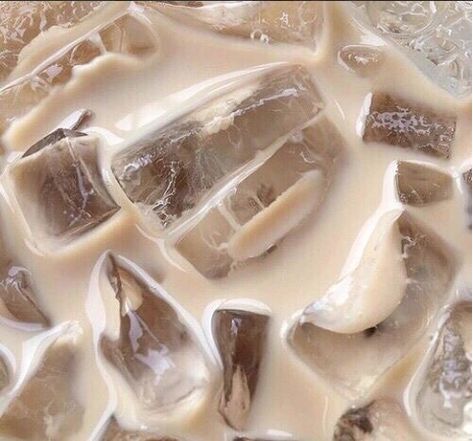 Unique Iced Lattes To Make At Home Foto Muro Collage, Cream Aesthetic, Think Food, Beige Aesthetic, Aesthetic Colors, Brown Aesthetic, White Aesthetic, Wall Collage, Iced Coffee