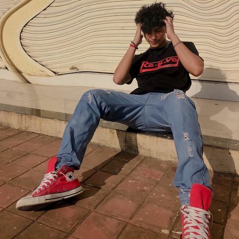 Red Converse Outfit Men, Converse Men Outfit, 90s Men Outfits, Dark Red Converse, Red Sneakers Outfit, Dude Outfits, Red Converse Outfit, Red Chucks, Mens Photoshoot