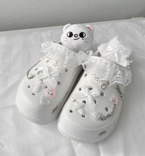 Cute White Crocs, Croc Decor Ideas, White Crocs Aesthetic, Crock Ideas, Croc Decor, Jibbitz Ideas, Crocs Aesthetic, Crocs With Charms, Shoes Wishlist