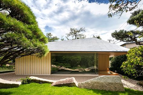 kengo kuma's 'shiro' brings warm white geometries to japanese garden Kengo Kuma House, Modern Japanese Architecture, Straw Bale House, Kengo Kuma, Sustainable Architecture, Ancient Architecture, Japanese House, Structural Engineering, Facade House