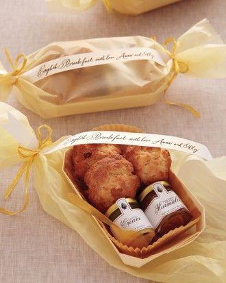 Breakfast to-go wedding favors will delight your guests. بيتي فور, Scones And Jam, Mini Scones, Winter Wedding Favors, Edible Wedding Favors, Rustic Wedding Favors, Clotted Cream, English Breakfast, Breakfast On The Go