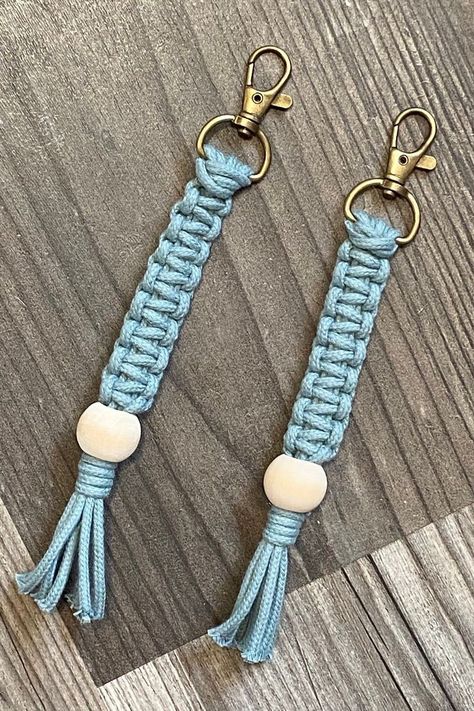 Key Chains Diy Handmade, Macrame Keychain Diy Tutorials, Macrame Keyrings, Tassen Hanger, Acrylic Nails Almond Shape, Macrame Bracelet Patterns, Macrame Knots Pattern, Bead Charms Diy, Handbag Pattern