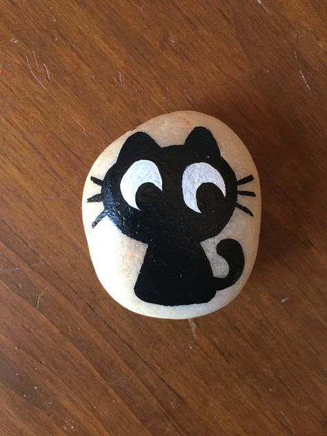 Cat Rock Painting Ideas Easy, Black Cat Rock Painting, Rock Painting Ideas Black Background, Rock Painting Ideas Cat, Painted Rock Cat, Rock Painting Cat, Painted Rocks Animals Easy, Black Cat Pumpkin Painting, Rock Painting Ideas Halloween