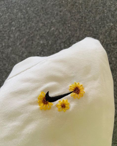 Nike Sock Embroidery Ideas, Embroidery T Shirt Ideas, T Shirt Embroidery Ideas, Adidas Embroidery, Embroidery Jeans Diy, Nike Embroidery, Sunflower Embroidery, Nike Art, Basic Hand Embroidery Stitches