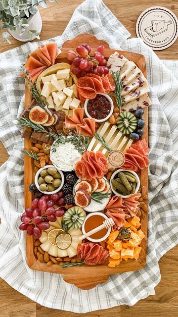 Charcuterie Board Meats, Charcuterie Appetizers, Sommer Mad, Meat Platter, Party Food Buffet, Catering Ideas Food, Charcuterie Inspiration, Charcuterie Platter, Party Food Platters