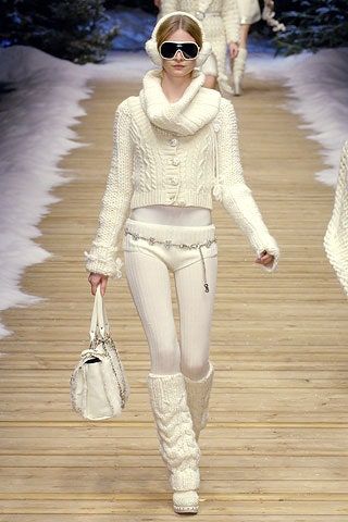 D&G Fall 2006 Ready-to-Wear Collection | Vogue Runway Fashion Couture, Winter Girls, Mode Inspo, Yohji Yamamoto, Winter Fashion Outfits, Milan Fashion Week, Couture Fashion, Passion For Fashion, Runway Fashion