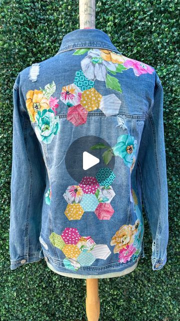 Diy Jacket Refashion, Modge Podge Fabric, Upcycle Jean Jacket, Upcycled Clothing Tutorial, Denim Painting, Jean Jacket Diy, Applique Jeans, Upcycled Jackets, Upcycled Denim Jacket