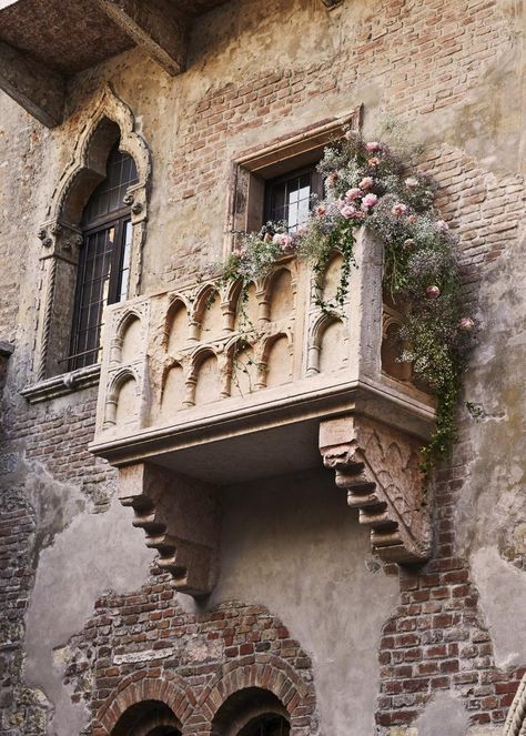 Romeo And Juliet Balcony, Letters To Juliet, Romeo Und Julia, Juliet Balcony, House Facades, Ivy House, Verona Italy, Lovely Places, Italy Aesthetic