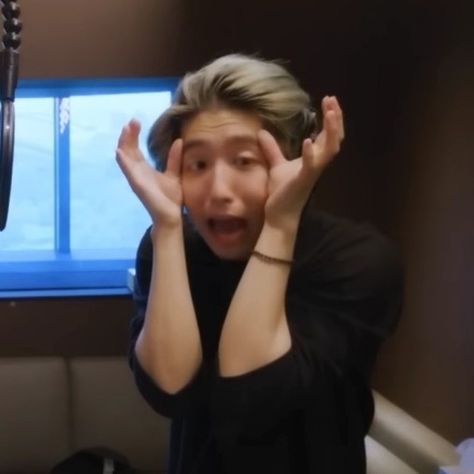 meme funny face 「Social Path (feat. LiSA)」 Recording Making Movie Skz Scream Face, Han Jisung Meme Funny, Han Pfp Funny, Han Memes Funny, Han Jisung Disgusted Face, Han Confused, Han Funny Face, Han Jisung Funny Face, Stray Kids Funny Face