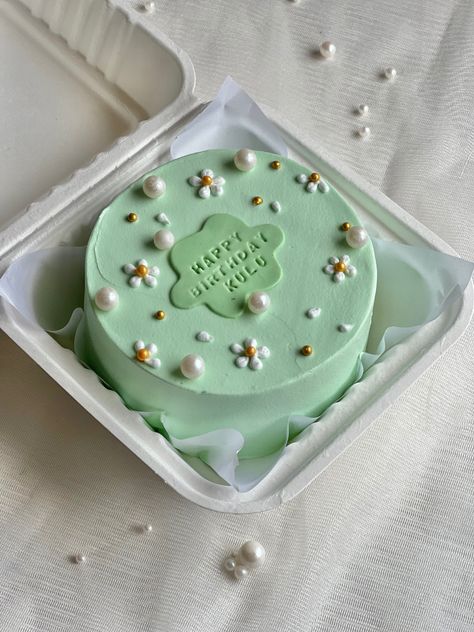 Mint Green Cake Design, Green Bento Cake, Floral Bento Cake, Mint Green Cake, Mint Green Cakes, Green Cake, Mini Cakes Birthday, Bento Cake, Cake Inspo