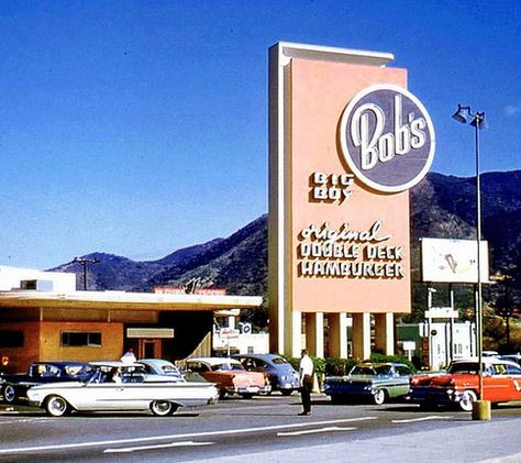 Bob’s Big Boy restaurant is a chain that started in Glendale in 1936. The one pictured here is in Burbank near Warner Bros. and Universal Studios, and was #6 in the chain. Now the oldest in the chain, it was built in 1949. This photo was taken in 1960 but could have been taken anytime between then and now. It’s a magnet for people who love old cars, especially from the peak era of drive-in burger joints with car service. Burbank California Aesthetic, Bobs Big Boy, Big Boy Restaurants, Googie Architecture, Roadtrip America, California Christmas, Neon Signage, Toluca Lake, Burbank California