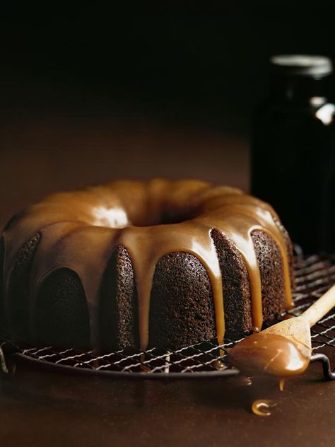 This delicious rum and date cake with caramel sauce will be your new secret weapon for a moreish afternoon tea or after-dinner treat! Cake With Caramel Sauce, Cream Cheese Icing Recipe, Easy Party Desserts, Cake Stall, Cake With Caramel, Date Cake, Donna Hay, Fudge Frosting, Mini Bundt Cakes