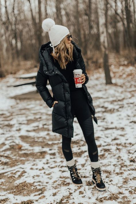 Outfits Mit Leggings, Cute Snow Boots, Winter Maternity Outfits, Sweat Noir, Winter Mode Outfits, Black Snow Boots, Winter Outfits Cold, Snow Outfit, Boating Outfit