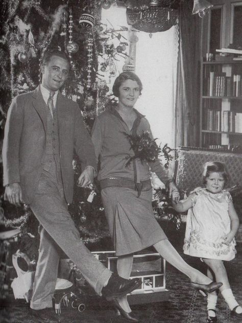 F. Scott Fitzgerald with Zelda and their daughter, Frances. Sardonic Humor, Scott And Zelda Fitzgerald, Zelda Fitzgerald, Vintage Christmas Photos, 1900s Fashion, Christmas Cocktail, F Scott Fitzgerald, Jazz Age, Famous Authors