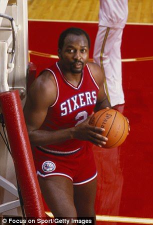 Moses Malone, Nba History, Philly Sports, Philadelphia Sports, Nba Legends, Sports Hero, Nba Stars, Basketball Legends, Pose For The Camera