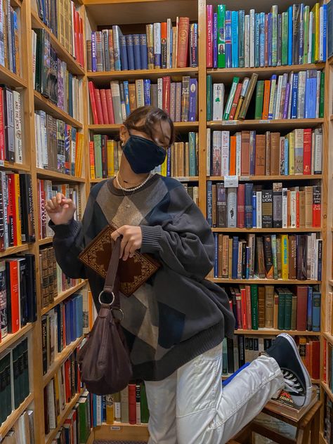 bookstore photoshoot, indie photoshoot Bookstore Photoshoot Aesthetic, Bookstore Poses, Library Pose Ideas, Bookshop Photoshoot, Library Pose, Bookstore Photoshoot, Library Photo Shoot, Library Pictures, Library Aesthetic