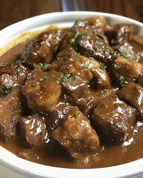 Slow Cooker Beef In Onion Gravy, Cabana Recipes, Meat And Gravy, Batch Recipes, Slow Cooked Meat, Cube Steak, Onion Sauce, Onion Gravy, Slow Cooked Beef