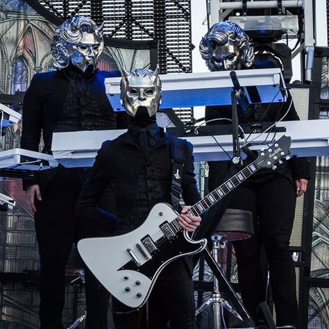 🌹 Magghuleh 🌹 sur Instagram : this pic is so good!!!😍 my fire with the ghoulettes💕💕💕 ~~~ Estadio do Restelo, Lisboa 📸INÊS BARRAU Source: artesonora.pt ~~~ #TheBandGhost… Sodo Ghoul, Ghost Family, Ghost Album, Ghost Videos, Gothenburg Sweden, Band Ghost, Ghost And Ghouls, Ghost Bc, Ghost Pictures