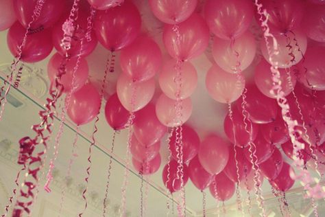 Pink balloons on the ceiling with dangling pink curly ribbons. Fiesta Shower, Deco Rose, I Believe In Pink, Love Balloon, Fiesta Baby Shower, Sweet 16 Parties, Pink Balloons, Pink Birthday, Pink Parties