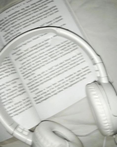 I listen to music while reading!💗 Vanilla Wallpaper Aesthetic, Girl Cleaning Aesthetic, Clean Phone, Girl Themes, Beige Aesthetic, Pinterest Girls, Book Girl, Clean Girl, Girl Wallpaper