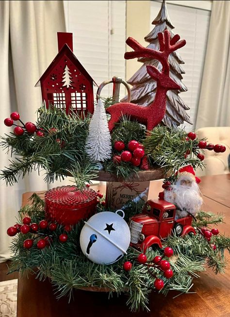 Christmas Bookshelf, Christmas Door Decorating Contest, Christmas Decorations Centerpiece, Tray Decor Christmas, Christmas Centerpieces Diy, Christmas Themes Decorations, Christmas Decorations For The Home, Christmas Table Settings, Christmas Gift Ideas