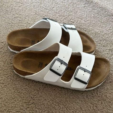 𝑡𝑎𝑖𝑙𝑙𝑒 𝟹𝟼 Burcanstocks Sandals, White Berkinstocks Outfit Jeans, White Birkenstocks Aesthetic, Burgenstock Shoes, White Burken Stocks Outfit, White Burken Stocks, Berkinstock Slippers, Comfy White Shoes, Shoes Wishlist Aesthetic