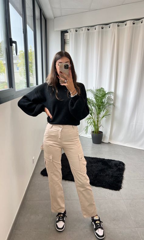 Cargo beige - 40 Beige Cargo Pants Outfit Modest, Cargo Pants Outfit Work Casual, Beige Cargo Pant Outfit, How To Style A Beige Pants, Beige Cargo Pants Outfit Fall, Cargo Pant Work Outfit, Baige Cargo Pants, Cargo Work Outfit, Outfits Con Beige