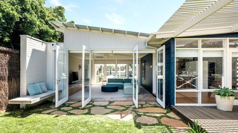 A 1960s Portsea Shack Gets A Contemporary Revamp Barwon Heads, Backyard Barn, Beach Shacks, Beach House Exterior, Interior Minimalista, Extension Ideas, Mid Century Architecture, Beach Shack, Australian Architecture