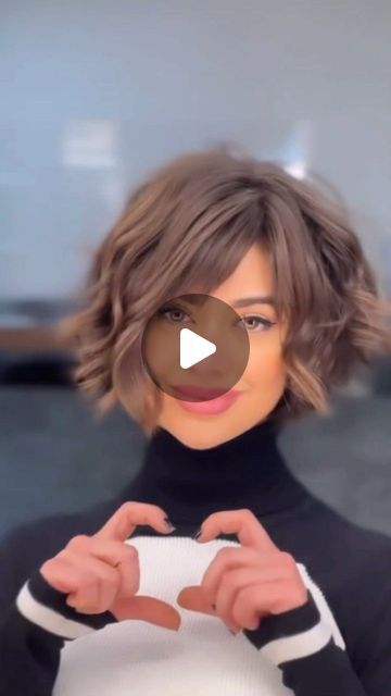 Fashion Daily Inspo on Instagram: "#hairstyle 🙌" Brown Short Bob Haircut, Bob With Highlights Brunette, Hairstyles For Length Hair Short, Medium Bob Haircut With Bangs, Shortish Hairstyles, Short Hair From The Back, Short Chin Length Hair, How To Style Short Bangs, Tying Shirt