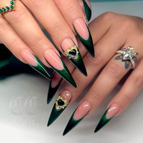 Nails Green Inspiration, Bad And Boujee Nails Acrylic, Green Stilletto Nails, Bedazzled Nails Designs, Green Stiletto Nails Designs, Emerald Acrylic Nails, Cute Green Nail Ideas, Stiletto Nails Green, Classy Green Nails