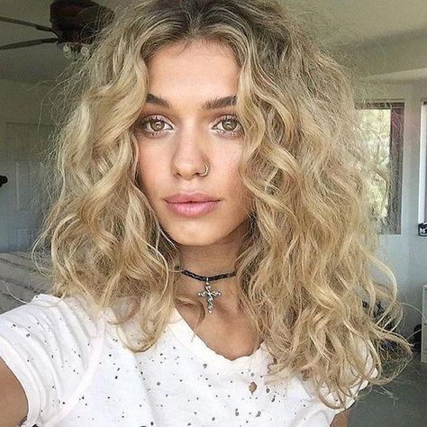 Check out these super stylish haircuts for frizzy hair! #haircutsforcurlyhair Loose Curl Perm, Loose Perm, Perm Curls, Haircuts For Frizzy Hair, Bright Hair Colors, Blonde Curls, Hair 2018, Ombré Hair, Braids Hair