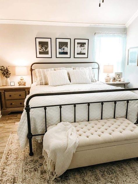 Black Iron Bed Decor Farmhouse, Bedroom With Black Metal Bed Frame, Wrought Iron Bedroom Ideas, Lake Bedroom, Black Iron Beds, Minimalistic Bedroom, Bedroom Decoration Ideas, Condo Decor, Black Bed Frame