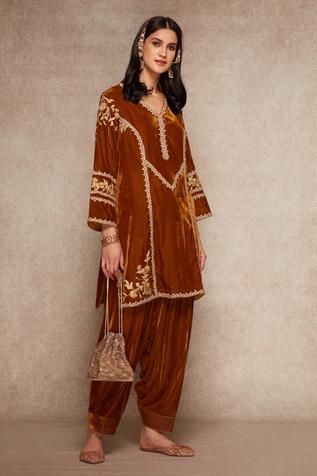 Velvet Suit Design, Velvet Kurta, Velvet Dress Designs, Oufits Casual, Women Kurta, Velvet Suit, Embroidery Suits Design, Straight Kurta, Gold Velvet