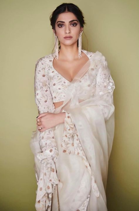 Sonam Kapoor Saree, Halter Neck Blouse Design, Rhea Kapoor, White Saree, Saree Blouse Designs Latest, Saree Trends, Blouse Neck Designs, Sonam Kapoor, Stylish Sarees