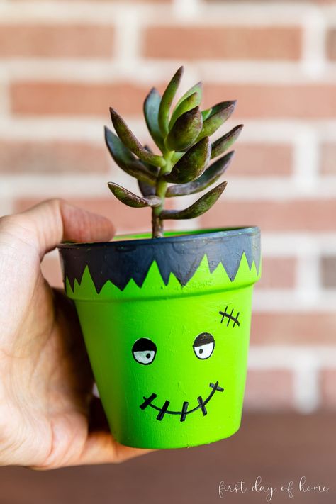 Learn how to paint your own Frankenstein flower pots with this beginner tutorial. Plus get tips for painting 4 other Halloween characters. #firstdayofhome #halloweencrafts #flowerpots Halloween Flower Pot Ideas, Halloween Flower Pots, Halloween Pots, Pumpkins Crafts, Paint Halloween, Diy Pumpkins Crafts, Custom Pottery, Diy Pumpkins, Spooky Halloween Crafts