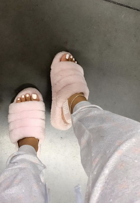 A✨ on Twitter: "UGG did what they had to do with these 😍… " Ugg Slippers Outfit, Slippers Outfit, Fluffy Shoes, Ugg Slides, Pink Uggs, Chicago Fashion, Pink Slippers, Ugg Bailey, Fresh Shoes