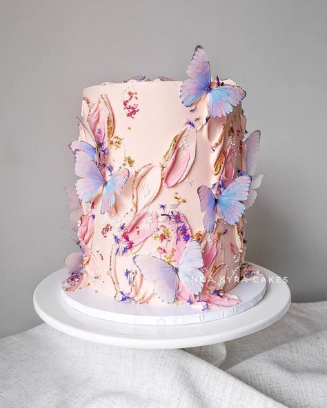 Sydney Buttercream Wedding Cake with Butterflies Butterfly Cake Ideas, 4de Verjaardag, Butterfly Birthday Cakes, Pastel Cupcakes, Elegant Birthday Cakes, Butterfly Cake, Beautiful Birthday Cakes, Butterfly Cakes, Cake Makers